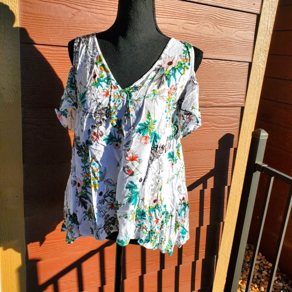 a.n.a. Women's Cold Shoulder Top Size Medium White Floral V-Neck Short Sleeve - Picture 1 of 13